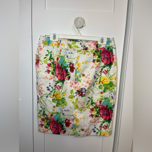 Hi, selling this magnificent skirt in size XS. - Picture 2 of 5